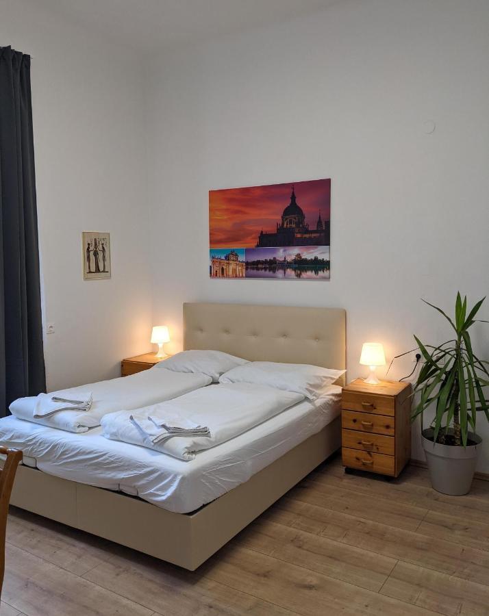 007 Studio Apartment Madrid 30M2 克拉根福 外观 照片