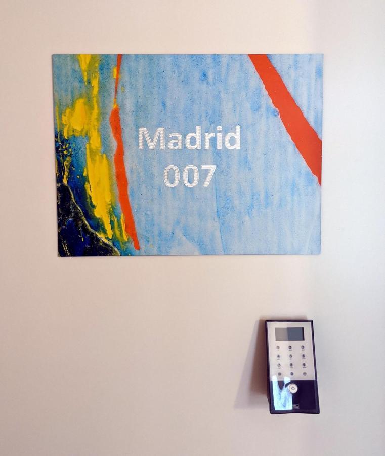 007 Studio Apartment Madrid 30M2 克拉根福 外观 照片