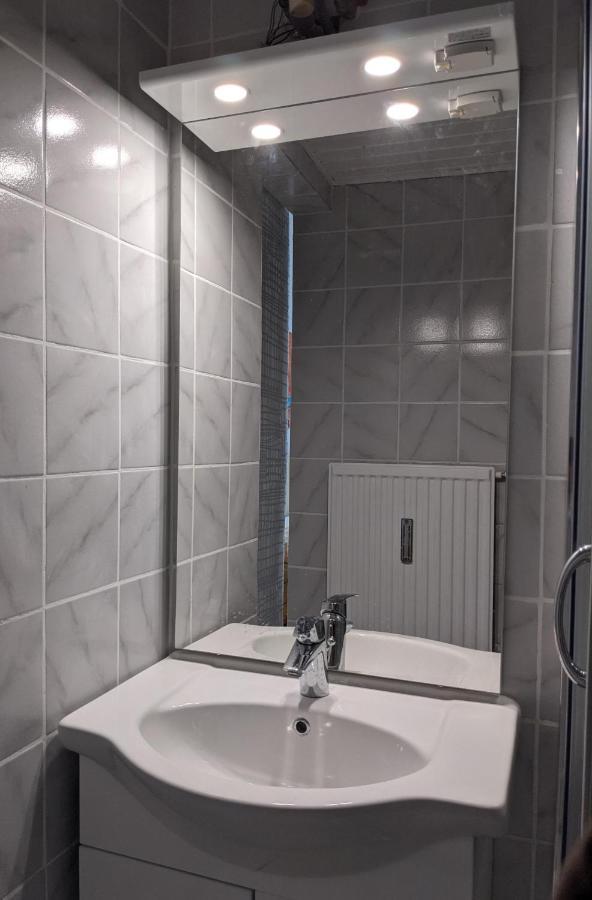 007 Studio Apartment Madrid 30M2 克拉根福 外观 照片